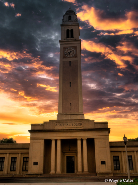 Louisiana State University Memorial Tower alt ><